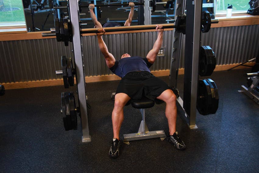 Smith machine bench press: end position