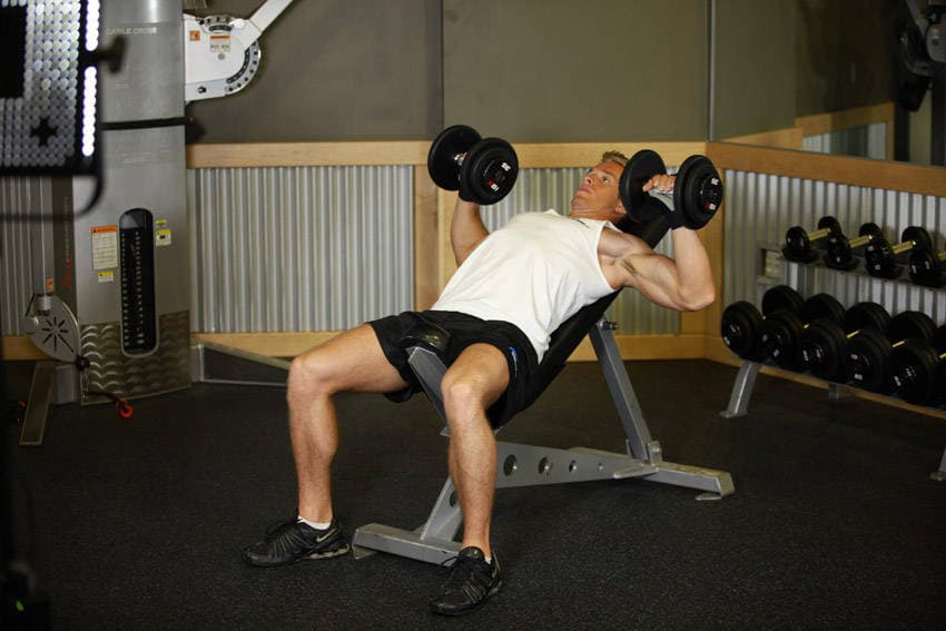 Incline dumbbell press: start position
